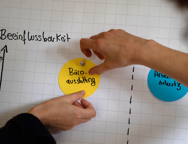 Julia-arbeitet-_punkt-Ausstattung720x554